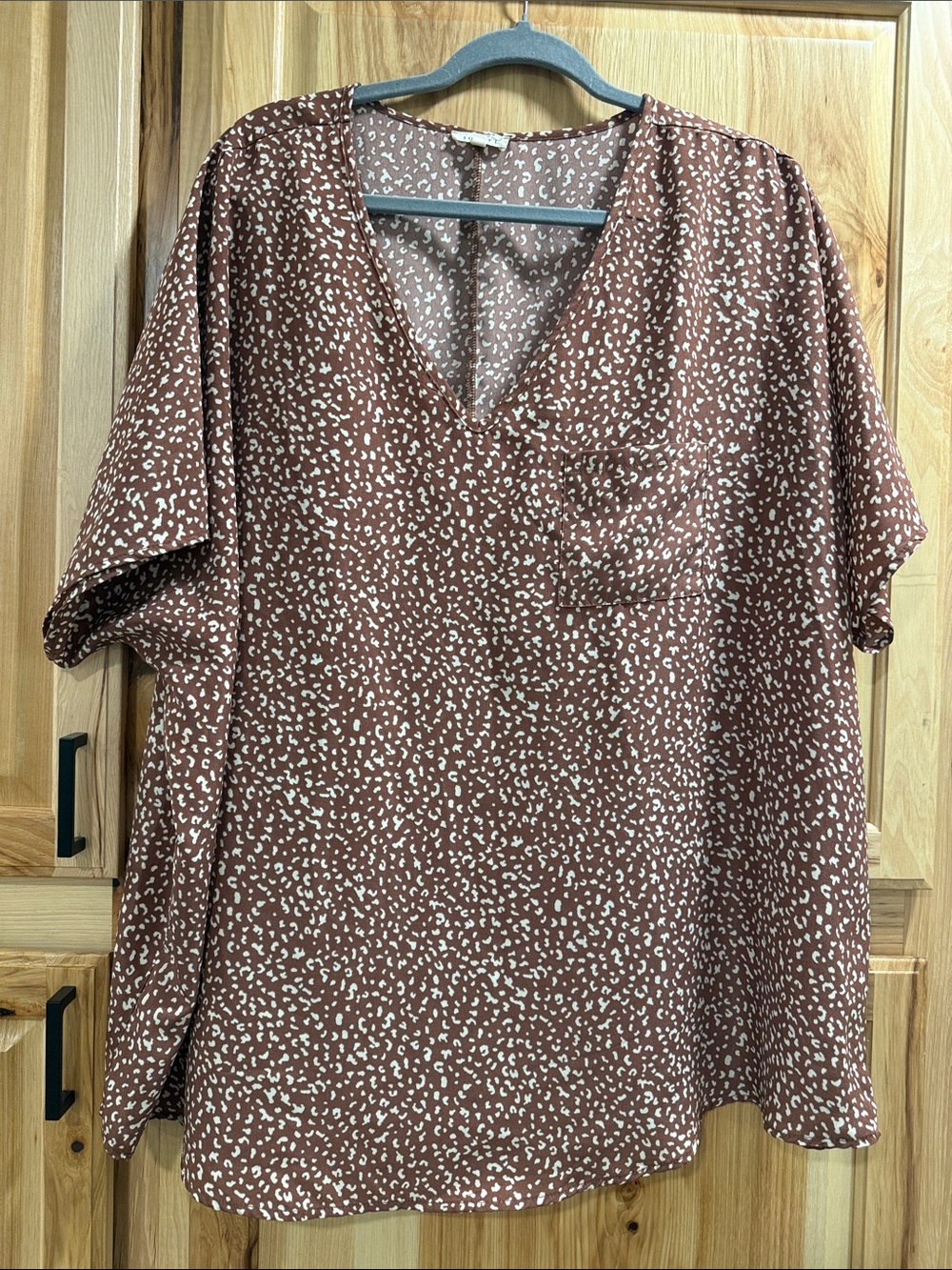 JODIFL Women’s Size M Brown Short-Sleeve V-Neck Tunic Cream Spot Animal Print